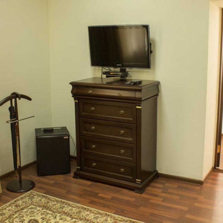 Телевизор в 2 местном 1 комнатном Джуниор сьют № 204, корпус №5 Вилла Герман санатория Анджиевского. Ессентуки